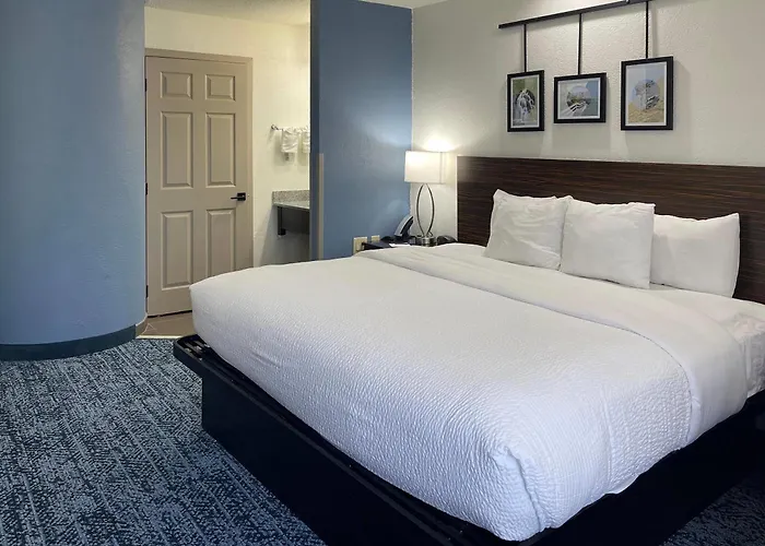 Sleep Hanes Mall Inn 4*